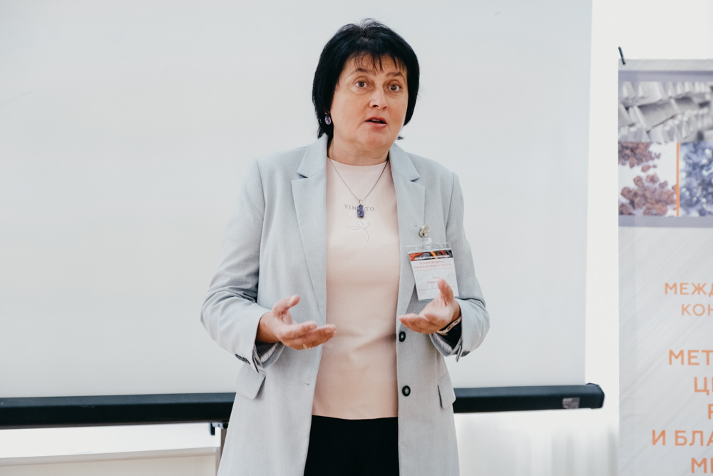Оксана Павловна Таран выступает с приветственным словом.jpg Оксана Павловна Таран выступает с приветственным словом.jpg